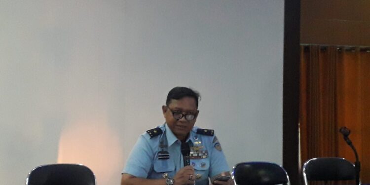 Kepala Dinas Penerangan Angkatan Udara, Marsekal Pertama TNI R Agung Sasongkojati memberikan keterangan resmi di Lanud Abdulrachman Saleh Malang.