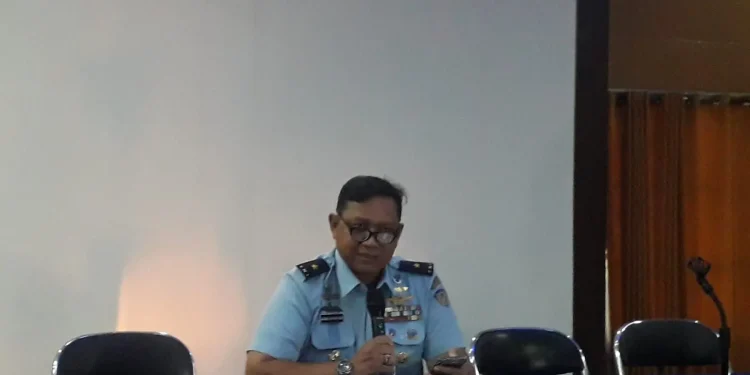 Kepala Dinas Penerangan Angkatan Udara, Marsekal Pertama TNI R Agung Sasongkojati memberikan keterangan resmi di Lanud Abdulrachman Saleh Malang.