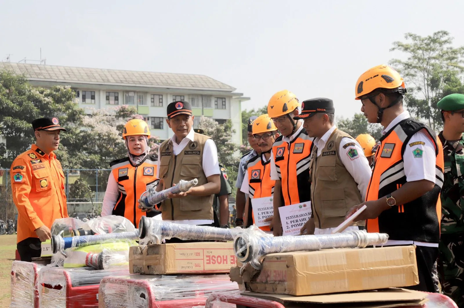 Pj Wali Kota Malang pimpin Apel Kesiapsiagaan dan Gelar Peralatan Kota Malang.