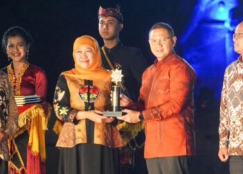 Pj Wali Kota Batu, Aries Agung Paewai, saat menerima penghargaan di ajang EJTA 2023 untuk wana wisata Cangar.