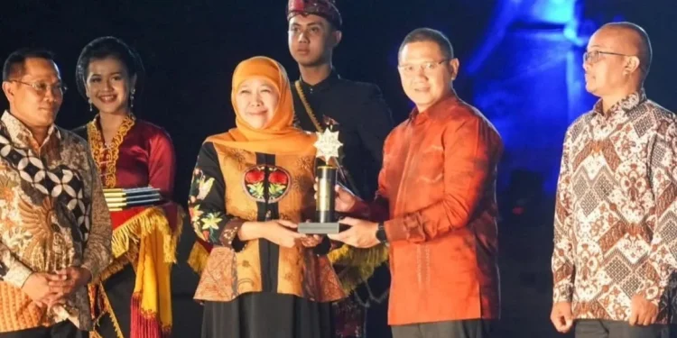 Pj Wali Kota Batu, Aries Agung Paewai, saat menerima penghargaan di ajang EJTA 2023 untuk wana wisata Cangar.