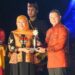 Pj Wali Kota Batu, Aries Agung Paewai, saat menerima penghargaan di ajang EJTA 2023 untuk wana wisata Cangar.