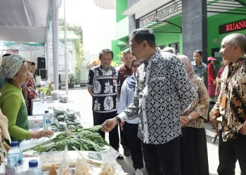 Pj Wali Kota Malang buka giat pasar murah di halaman kantor kecamatan lowokwaru.