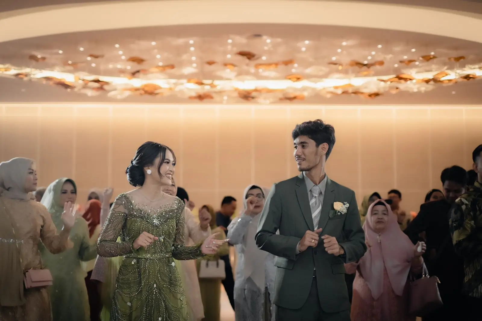 Momen pengantin saat rayakan pernikahan di Atria Hotel Malang