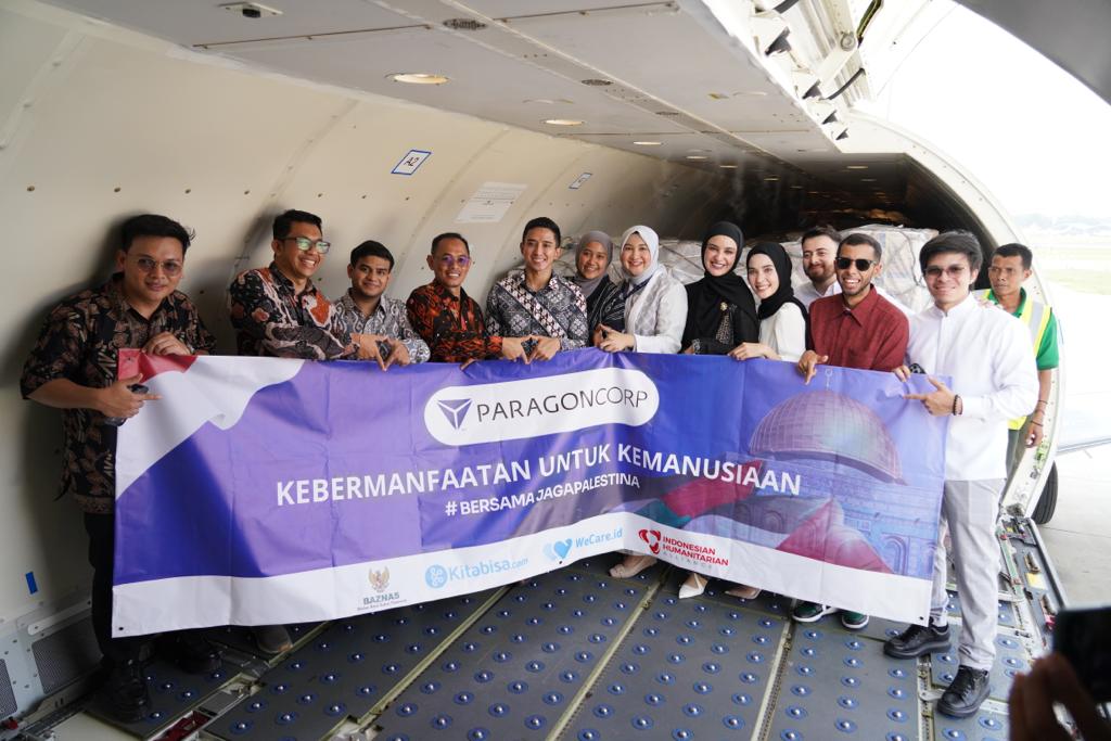 Miftahuddin Amin bersama Para Beauty Advisor, Influencer, dan tim Paragon saat pelepasan pesawat bantuan kemanusiaan paragon. 