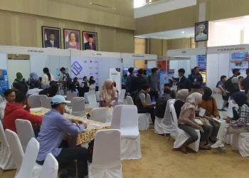Suasana job fair yang digelar Pemkot Batu melalui Dinas Tenaga Kerja di Balai Kota Among Tani. Job fair yang diikuti 22 perusahaan dalam dan luar negeri ini masih akan berlangsung hingga besok Jumat (17/11/2023).