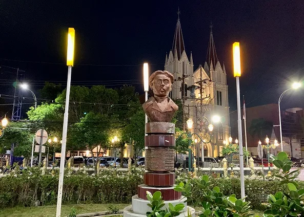 Patung Chairil Anwar berdiri kokoh didepan Gereja Paroki Hati Kudus Yesus.