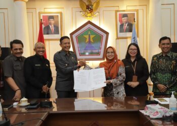 Pj Wali Kota Malang menandatangani NPHD untuk anggaran Pilkada 2024.
