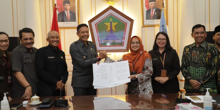 Pj Wali Kota Malang menandatangani NPHD untuk anggaran Pilkada 2024.