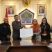 Pj Wali Kota Malang menandatangani NPHD untuk anggaran Pilkada 2024.