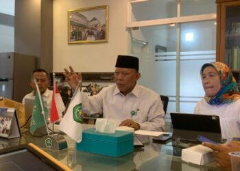 Rektor Unisma Prof Maskuri MSi (tengah) saat memberikan statement dalam konferensi pers.