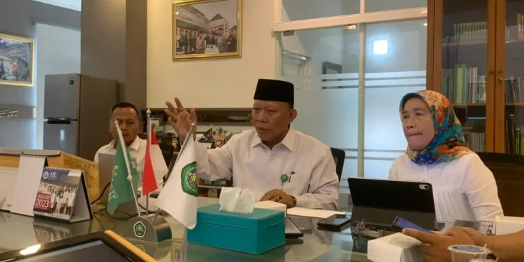 Rektor Unisma Prof Maskuri MSi (tengah) saat memberikan statement dalam konferensi pers.