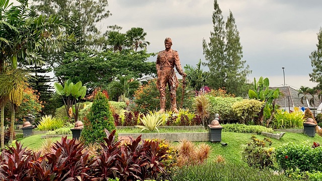 Patung Hamid Rusdi yang berada di bundaran Taman Simpang Balapan (Jalan Ijen). 