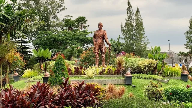 Patung Hamid Rusdi yang berada di bundaran Taman Simpang Balapan (Jalan Ijen). 