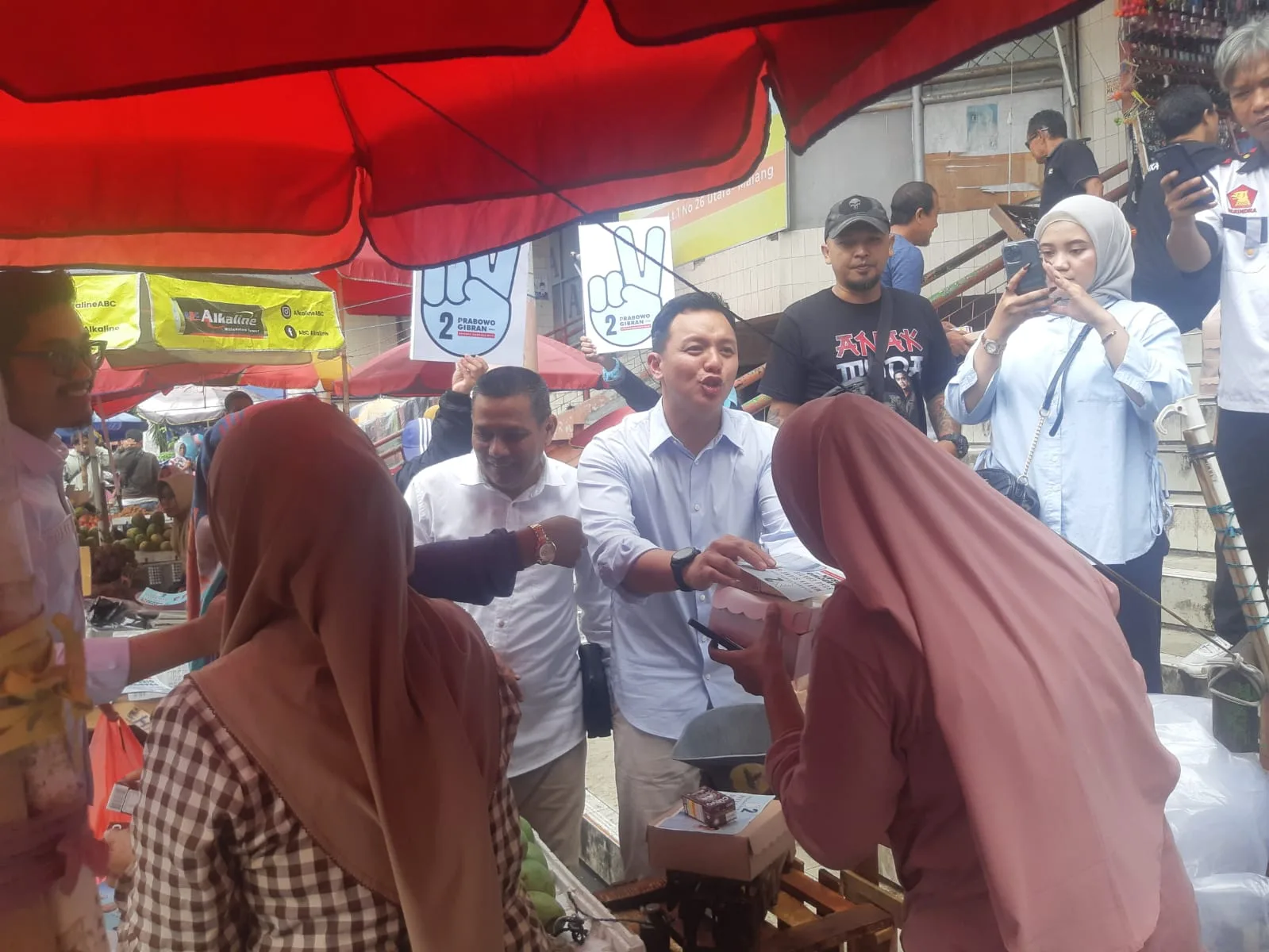 Ketua Tim Kampanye Daerah Prabowo-Gibran Kota Malang, Moreno Soeprapto membagikan makan siang dan susu gratis di masa kampanye hari pertama.