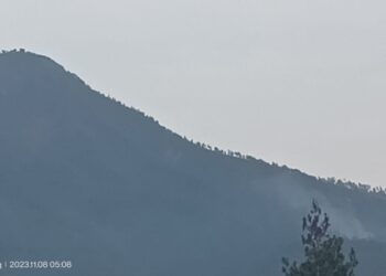 Kebakaran di Gunung Kawi terlihat dari kejauhan.