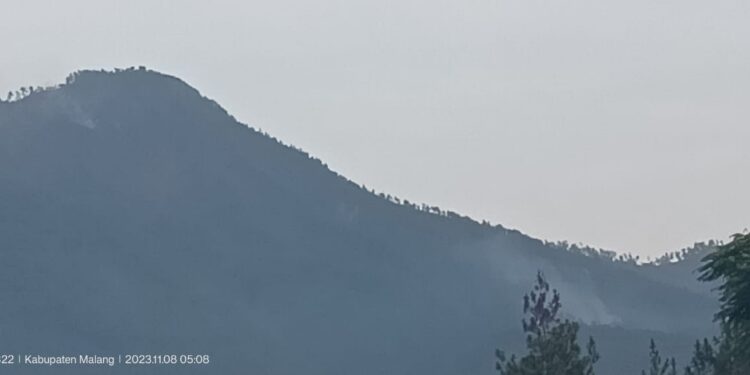 Kebakaran di Gunung Kawi terlihat dari kejauhan.