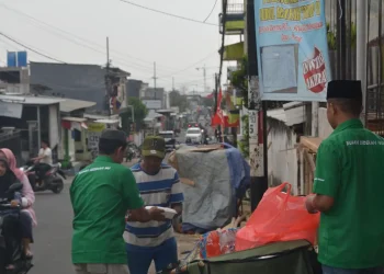 Acara sedekah Jumat on the road oleh Rumah Sedekah NU.