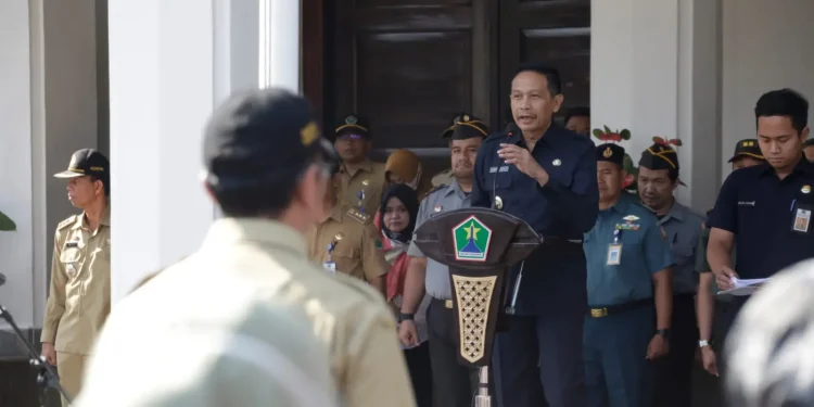 Pj Wali Kota Malang pimpin upacara apel sekaligus hari kesehatan nasional ke-59.