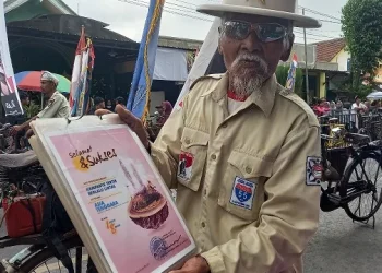 Sutikno menujukkan apresiasi dari Polres Malang atas perjalanannya gowes ke lima negara.