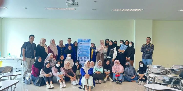 Kelompok 3, mahasiswa Ilmu Kesehatan Masyarakat UM lakukn sosialisasi tentang ISPA.