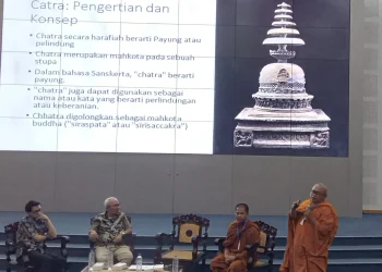 Banthe Ditthisampanno Thera saat menjelaskan makna dan filosofi Chatra saat simposium Dialog Borobudur dengan mengangkat tema Chatra dalam Sudut Pandang Teologi Buddhis & Arkeologi di UM.