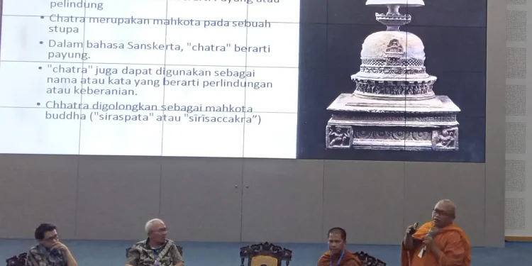 Banthe Ditthisampanno Thera saat menjelaskan makna dan filosofi Chatra saat simposium Dialog Borobudur dengan mengangkat tema Chatra dalam Sudut Pandang Teologi Buddhis & Arkeologi di UM.
