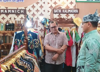 Pj Wali Kota Batu Aries Agung Paewai saat mengunjungi sejumlah stan peserta Expo Pariwisata dan Ekonomi Kreatif Nusantara 2023' yang digelar di Balai Kota Among Tani, Kamis (16/11/2023).