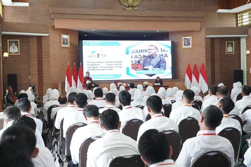 Pj Wali Kota Batu, Aries Agung Paewai yang juga menjabat Kepala Dinas Pendidikan Provinsi Jawa Timur saat memberi pemaparan pada puluhan guru PPPK di Jatim mengikuti peningkatan kompetensi. 