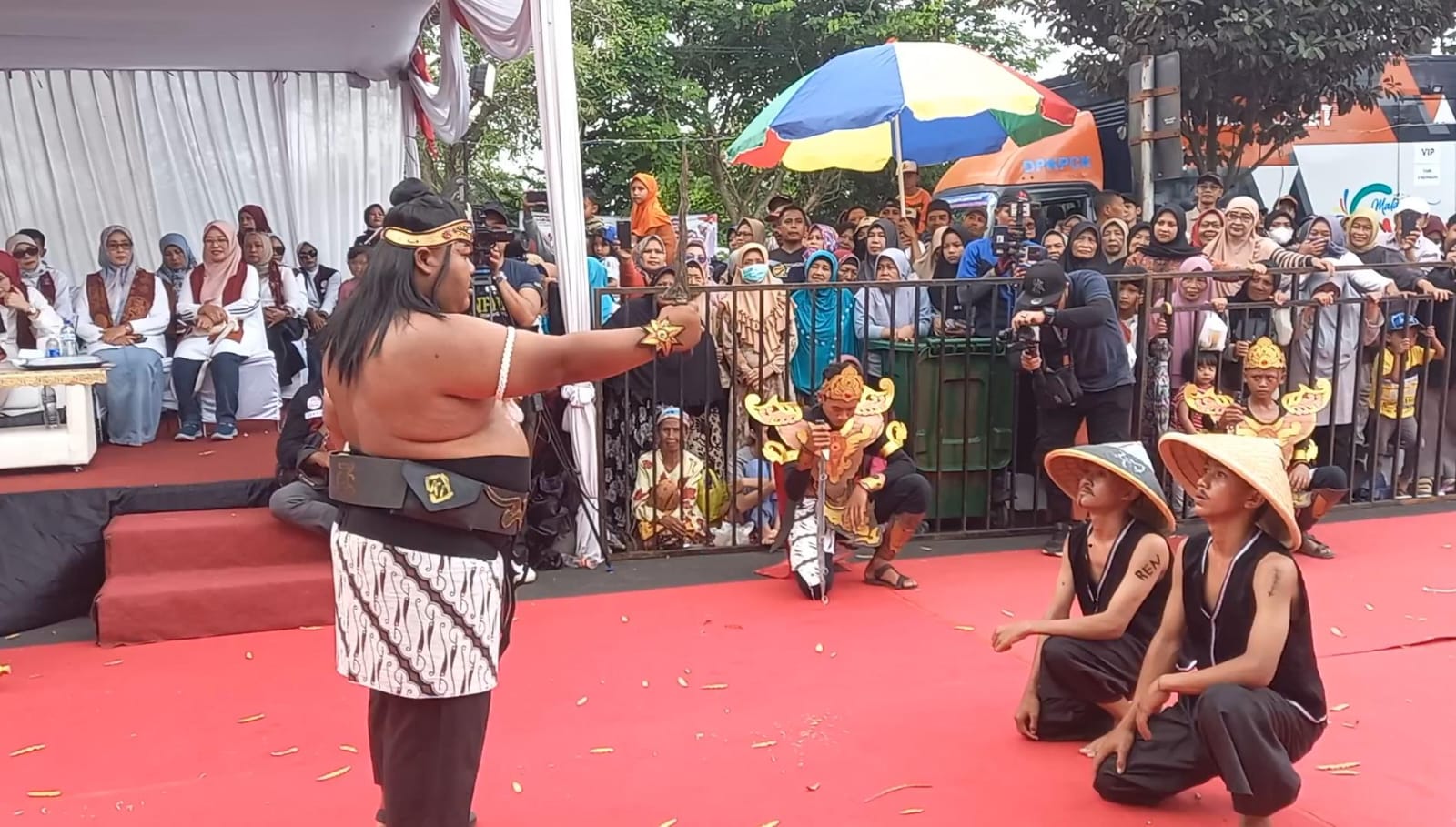 Penampilan drama kolosal yang menceritakan kisah Ken Arok di Kanjuruhan Culture Carnival. 