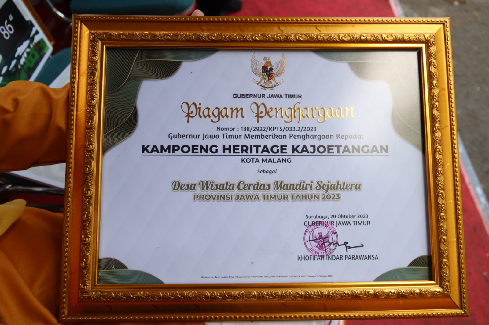 Piagam penghargaan untuk Kampoeng Heritage Kajoetangan. 