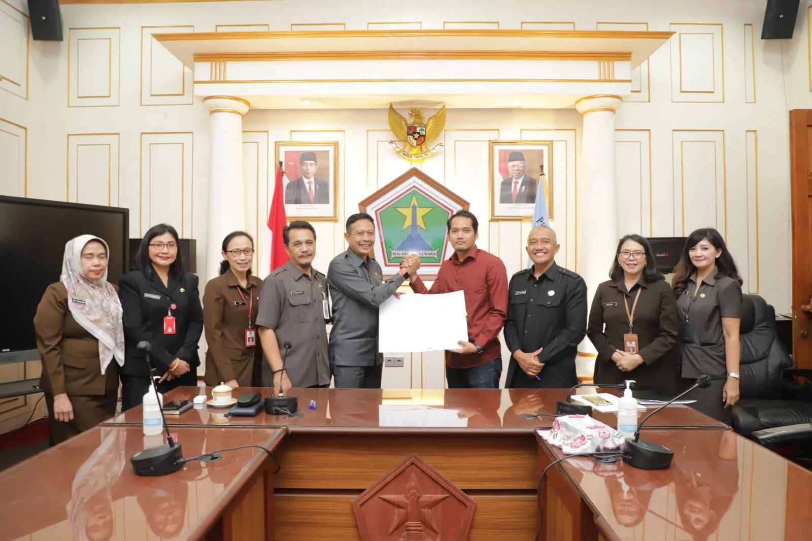 Pj Wali Kota Malang menandatangani NPHD untuk anggaran Pilkada 2024.