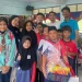 Mahasiswa FEB Unisma saat melakukan pengabdian masyarakat di Malaysia.