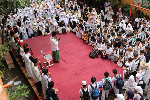 Akai doa beesama peserta didik dalam Aksi Bela Palestina. 