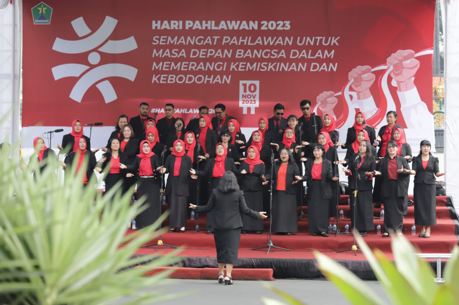 Suasana upacara peringatan Hari Pahlawan dipimpin oleh Pj Wali Kota Malang Wahyu Hidayat. 
