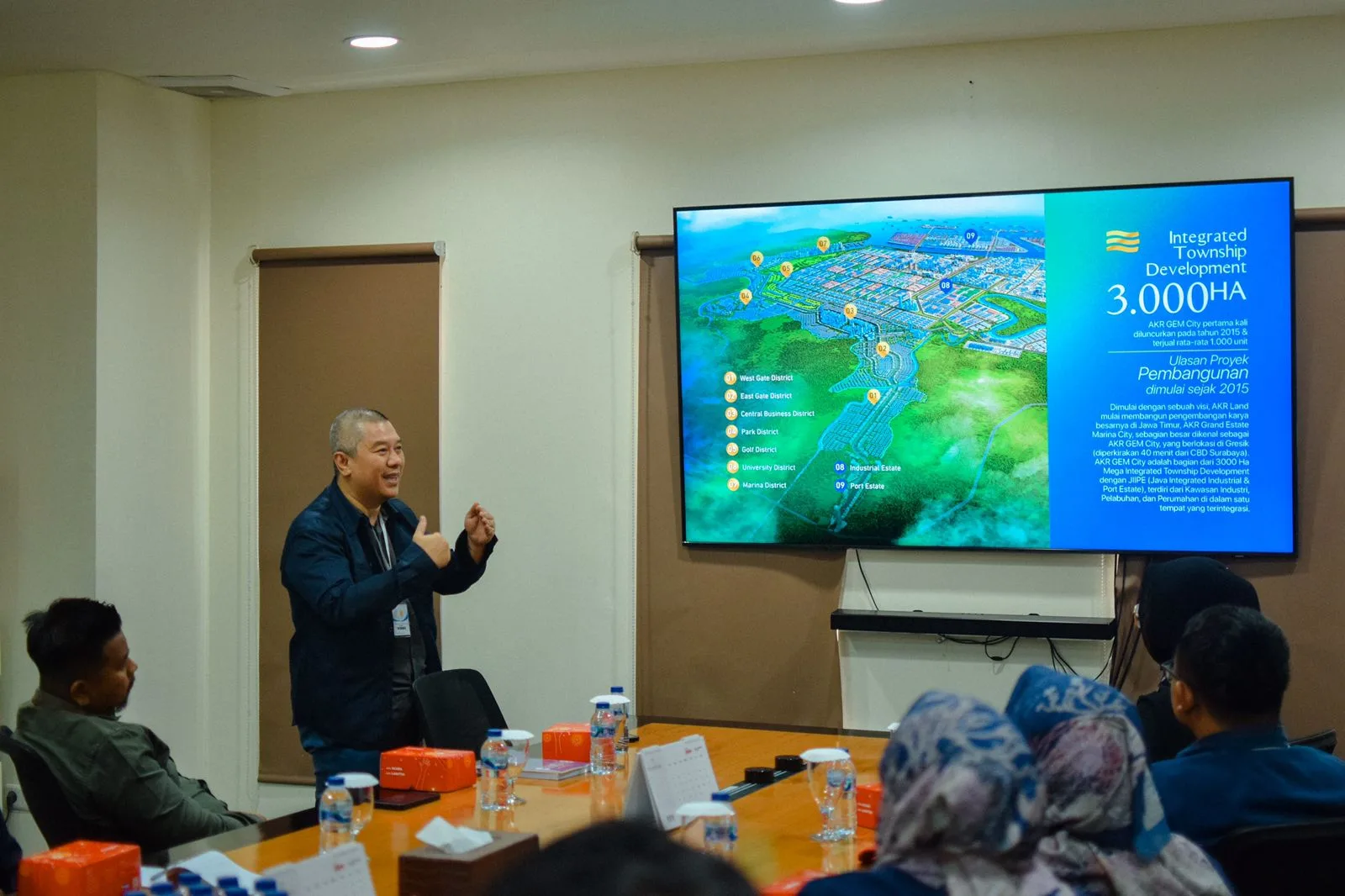 Mahasiswa D4 Bisnis Properti saat menerima materi di acara kunjungan kerja ke JIIPE Gresik.