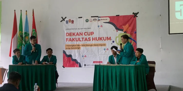 Lomba debat sebagai rangkaian Dekan Cup Dies Natalies FH Unisma.