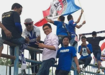 Foto kenangan Alm. Eddy Rumpoko saat hadir di tribun mendukung Arema di stadion. Sosok Sam ER dinilai berjasa besar dalam kiprah Arema hingga sejarah Kota Wisata Batu.