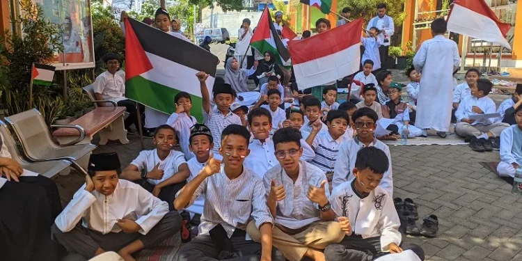 Antusias peserta didik mengikuti Aksi Bela Palestina.