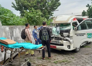 Kondisi ambulans yang mengalami tabrakan di Pakisaji.
