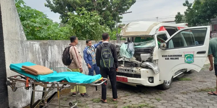 Kondisi ambulans yang mengalami tabrakan di Pakisaji.