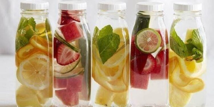 Infused water dari bermacam- macam campuran buah.