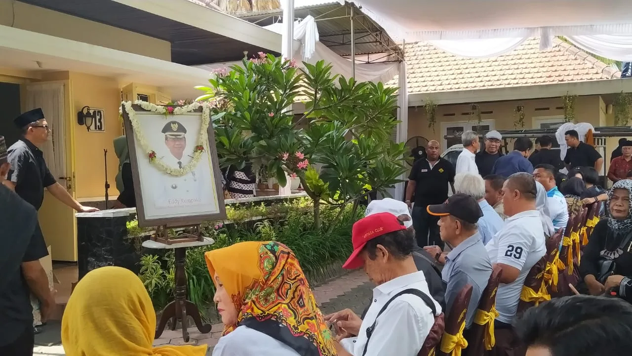 Foto mendiang Alm. Eddy Rumpoko dipajang di rumah duka.