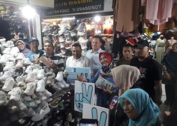 Ketua Tim Kampanye Daerah Prabowo-Gibran Kota Malang, Moreno Soeprapto membagikan makan siang dan susu gratis di masa kampanye hari pertama.