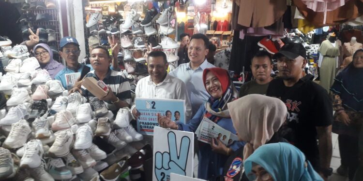 Ketua Tim Kampanye Daerah Prabowo-Gibran Kota Malang, Moreno Soeprapto membagikan makan siang dan susu gratis di masa kampanye hari pertama.