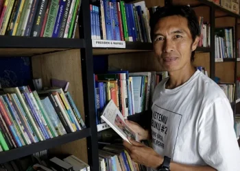 Eko Cahyono saat berada di ruang perpustakaannya.