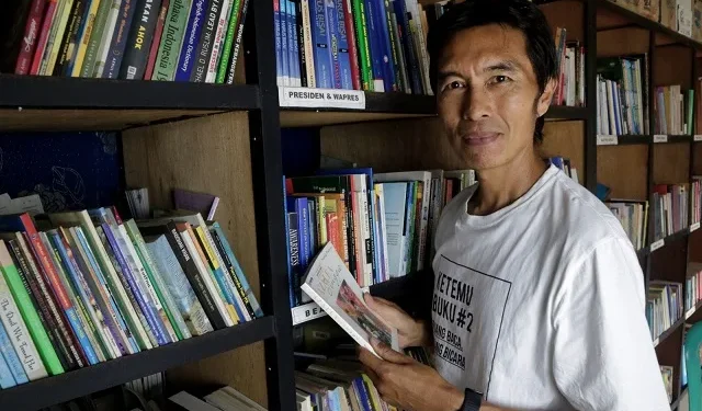 Eko Cahyono saat berada di ruang perpustakaannya.