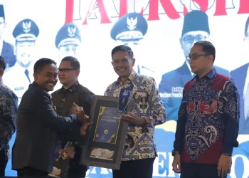 Pj Wali Kota Malang menerima penghargan daerah dengan angka kemiskinan terendah.