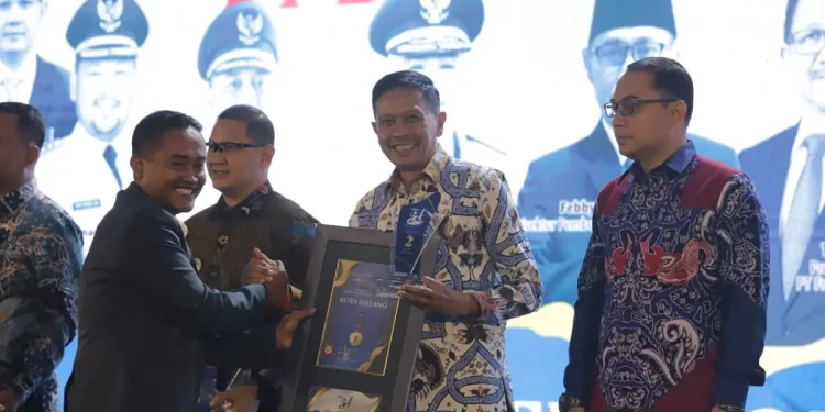Pj Wali Kota Malang menerima penghargan daerah dengan angka kemiskinan terendah.