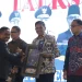 Pj Wali Kota Malang menerima penghargan daerah dengan angka kemiskinan terendah.